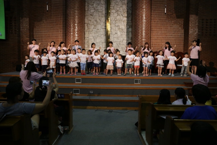 2015 여름성경학교 보고 감사예배 - 2 유치부 1.JPG