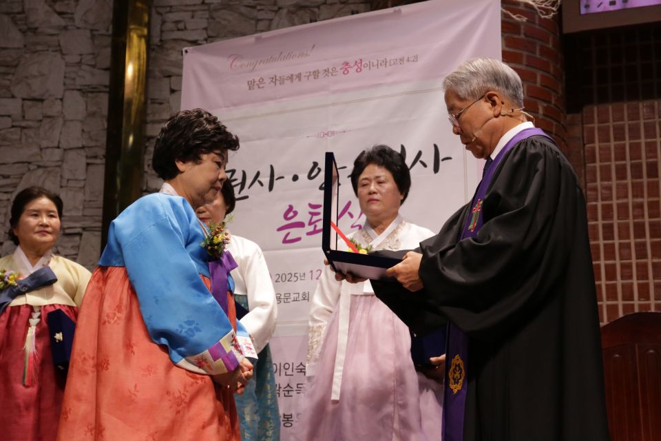 2025 권사,안수집사 은퇴식 - 8.JPG