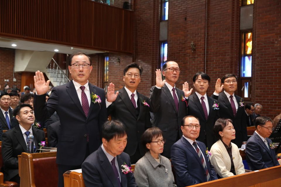 2023 교회설립119주년기념 장로은퇴,장로.안수집사.권사 임직식 - 8.JPG