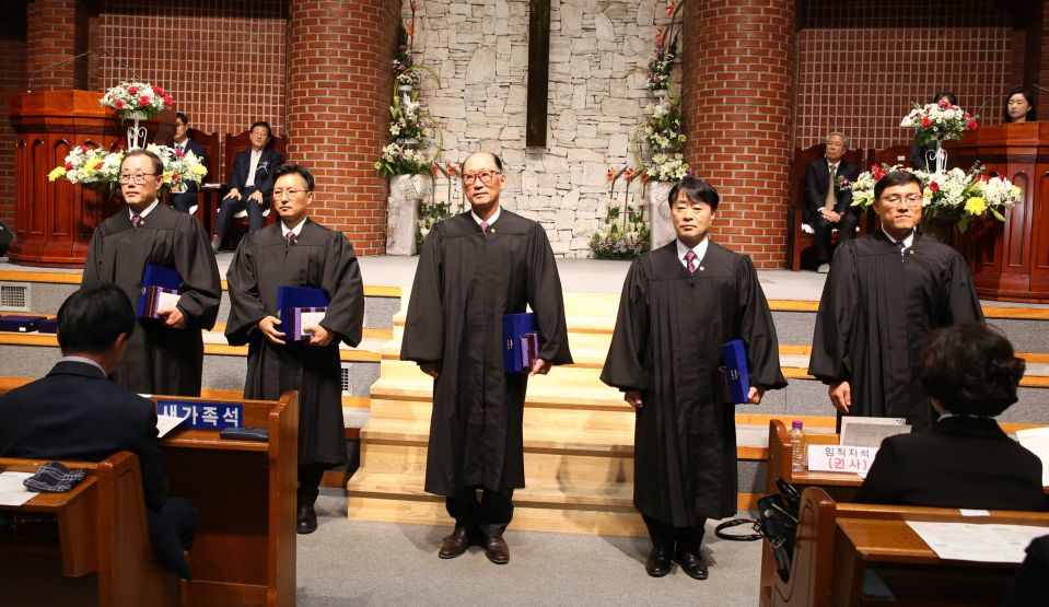 2023 교회설립119주년기념 장로은퇴,장로.안수집사.권사 임직식 - 13.JPG