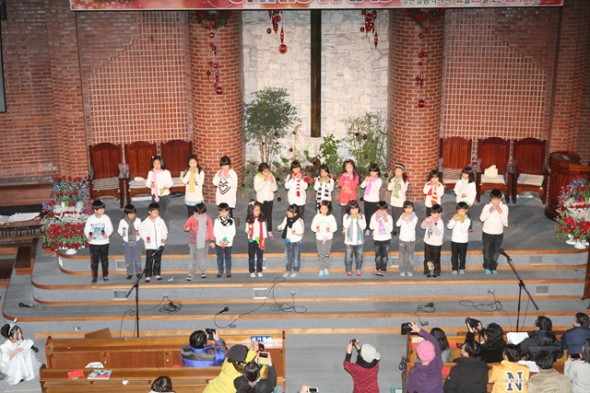 2012년 성탄전야축하예배(교회학교주관) - 20130103151126.jpg