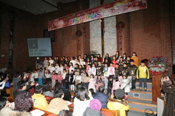 2012년 성탄전야축하예배(교회학교주관) - 20130103151219.jpg