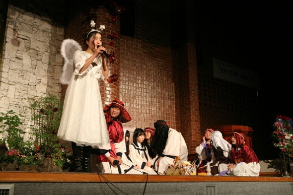 2012년 성탄전야축하예배(교회학교주관) - 20130103151216.jpg