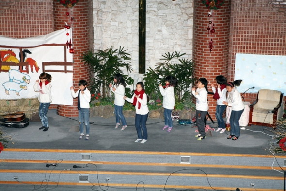 성탄전야축하예배(2011년 12월 24일) - 20111229121346(1).jpg