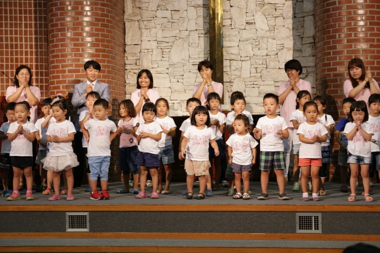 2015 여름성경학교 보고 감사예배 - 2 유치부 2.JPG