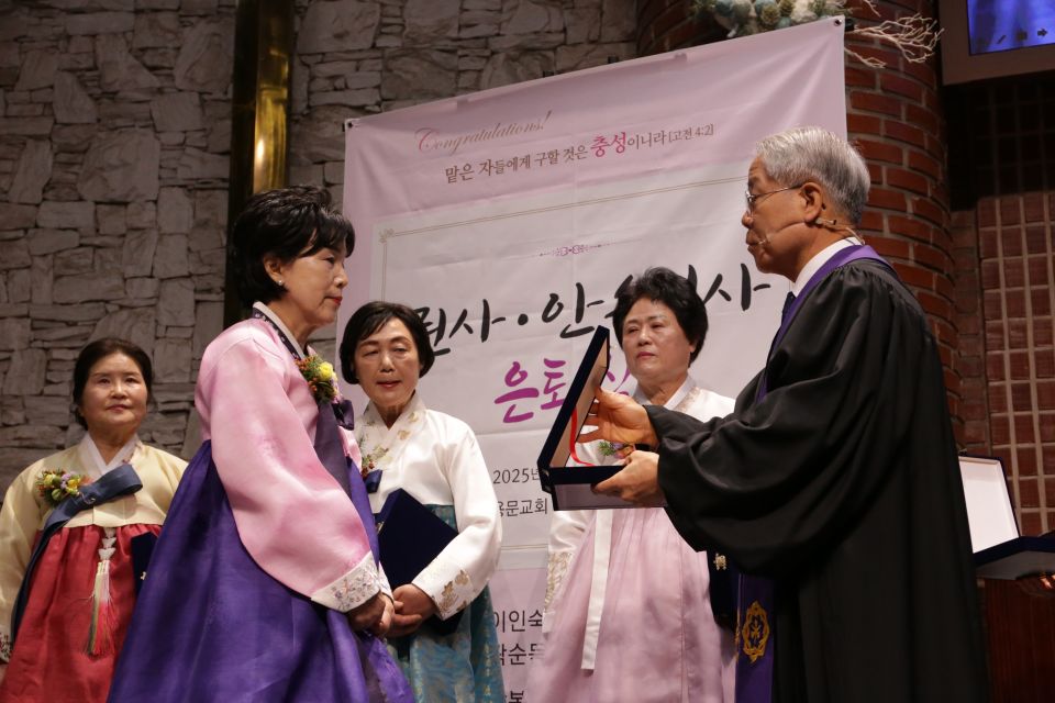 2025 권사,안수집사 은퇴식 - 7.JPG