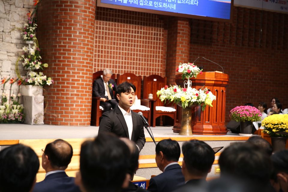 2023 교회설립119주년기념 장로은퇴,장로.안수집사.권사 임직식 - 17.JPG