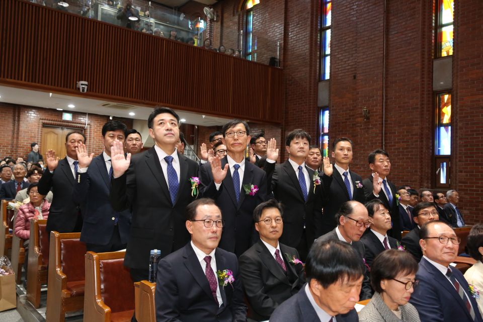 2023 교회설립119주년기념 장로은퇴,장로.안수집사.권사 임직식 - 9.JPG