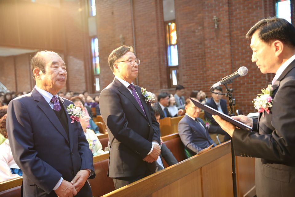 10월 원로장로 추대 권사집사 은퇴 및 장로 권사 집사 임직식 - QB0A3704.JPG