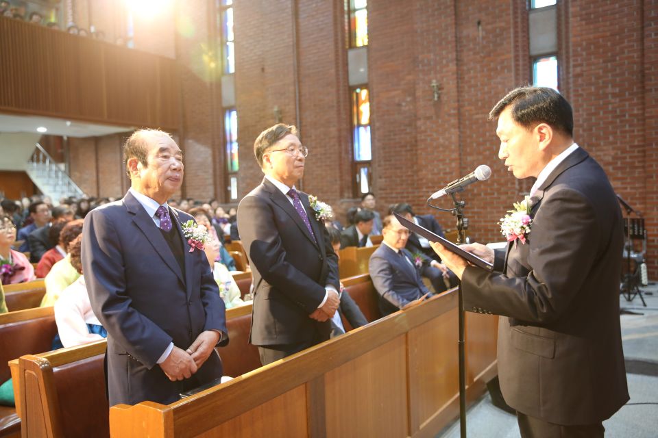 10월 원로장로 추대 권사집사 은퇴 및 장로 권사 집사 임직식 - QB0A3705.JPG