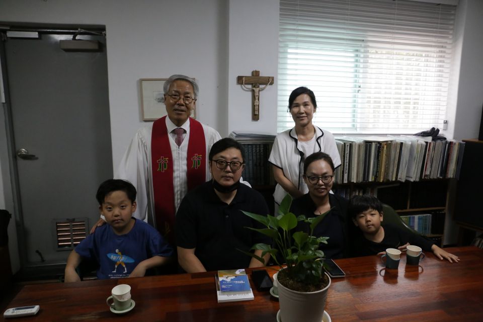 2025-70,71 윤한진, 이경주 - 20250803 제70,71호 윤한진,이경주(들꽃마을) 액자용.JPG